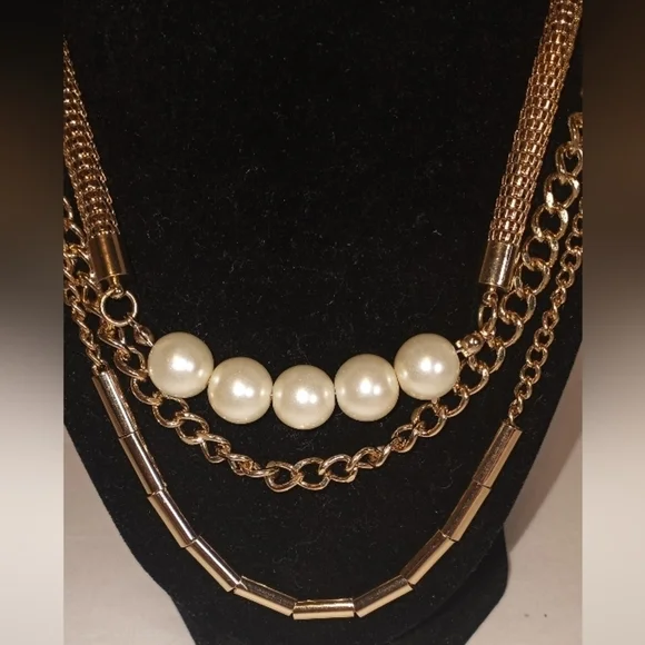 ONE piece Stacked necklace 5 faux pearls & 3 chains gold toned metal NWOT - Picture 1 of 3